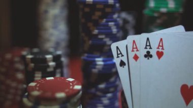 Dört as Poker fişleri üzerinde. Poker masası Casino fişleri ile