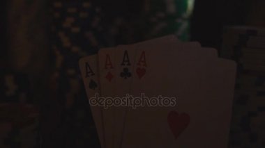Dört as Poker fişleri üzerinde. Poker masası Casino fişleri ile