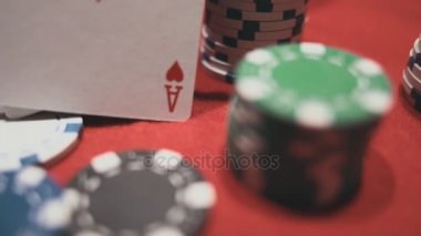Dört as Poker fişleri üzerinde. Poker masası Casino fişleri ile