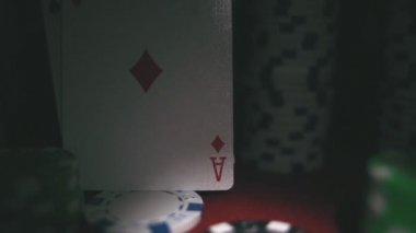 As poker masanın üzerindeki fişlere bir sürü çiftini.