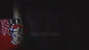 Royal flush kartları ve kırmızı casino masada poker fişleri.