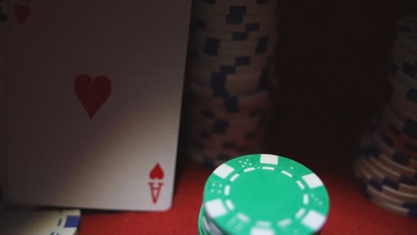 Четыре Туза Фишки Покера Покер Стол Фишками Казино — стоковое видео