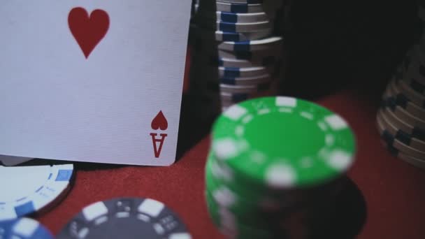 Dört Poker Fişleri Üzerinde Poker Masası Casino Fişleri Ile — Stok video