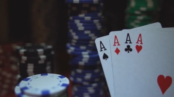 Vier Azen Poker Chips Pokertafel Met Chips Casino — Stockvideo