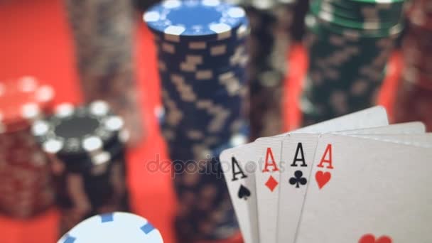 Vier Azen Poker Chips Pokertafel Met Chips Casino — Stockvideo