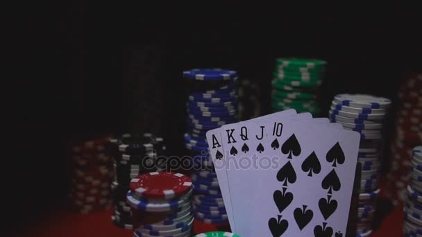 Scala Reale Carte Fiches Poker Sul Tavolo Casinò Rosso — Video Stock