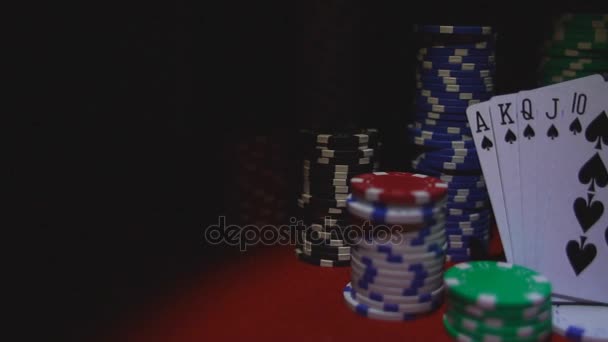 カードとポーカー チップ赤カジノ テーブルの上でロイヤル フラッシュ — ストック動画