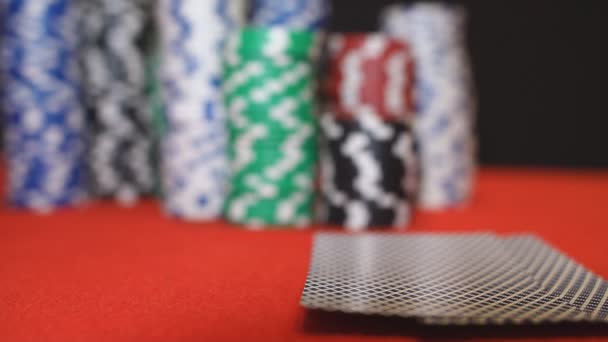 Pokerspelare Som Visar Bra Kort Kombination Par Ess Slow Motion — Stockvideo