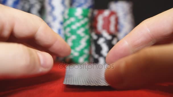 Pokerový Hráč Dobrou Kombinaci Pár Pomalém Pohybu — Stock video