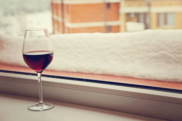 Verre Vin Rouge Contre Neige Sur Fenêtre Jour Hiver Images De Stock Libres De Droits