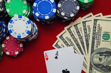 As dolar faturaları üzerinde kırmızı masada kartları çiftini ile fiş yığını