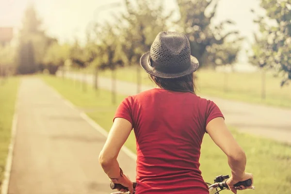 Вид Ззаду Молода Жінка Їде Велосипеді Стокова Картинка
