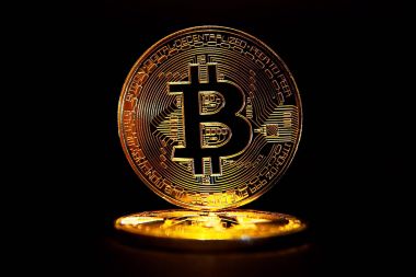 Siyah arka plan üzerine izole bit sikke