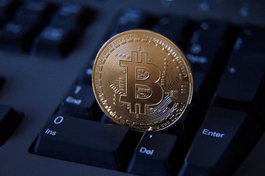 Altın Bitcoin ve bilgisayar klavye