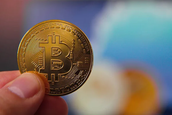 Mannelijke Hand Met Bitcoin Kleur Achtergrond Macro Schot Rechtenvrije Stockfoto's