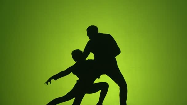 人跳舞在前面的反对俱乐部在绘图画布上的投影灯 — 图库视频影像