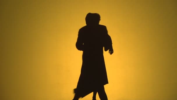 Люди Танцюють Перед Проекцією Вогні Проти Полотна Клубі — стокове відео