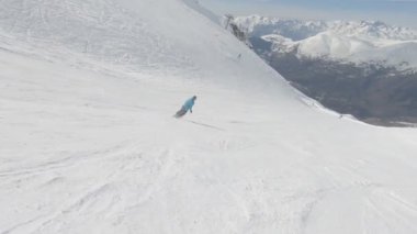 Kısa hali Kayak yamaçta güneşli kış gününde Kayak Alp kayakçı