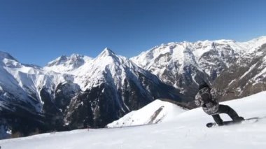 Snowboard yapmak hileci vasıl dağ yamacı