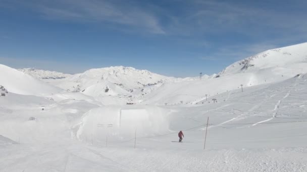 Snowboarder Zeigen Tricks Snowpark — Stockvideo