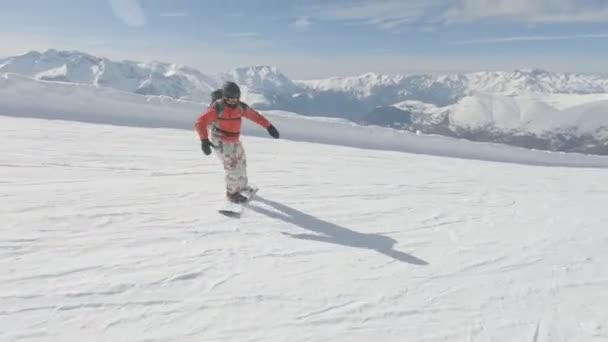 Snowboarder Zeigen Tricks Auf Skipiste — Stockvideo