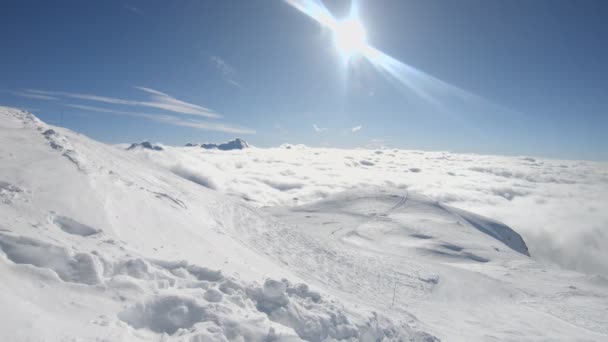 Molnen Som Glider Över Höga Berg Peek — Stockvideo