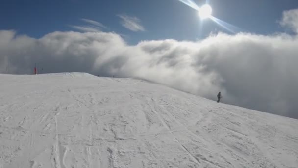 Alpine Skiër Skiën Korte Schommels Skipiste Zonnige Winterdag — Stockvideo