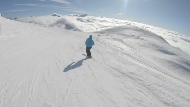 Esquiador Alpino Esquiando Columpios Cortos Pista Esquí Soleado Día Invierno — Vídeos de Stock