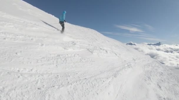 Alpine Skiër Skiën Korte Schommels Skipiste Zonnige Winterdag — Stockvideo