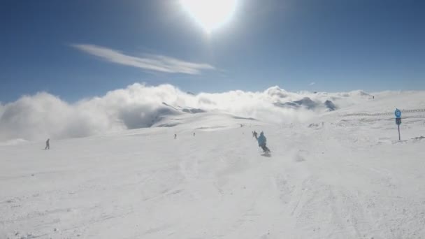 Αλπική Σκιέρ Σκι Σύντομες Διακυμάνσεις Στην Πίστα Σκι Ηλιόλουστη Χειμερινή — Αρχείο Βίντεο