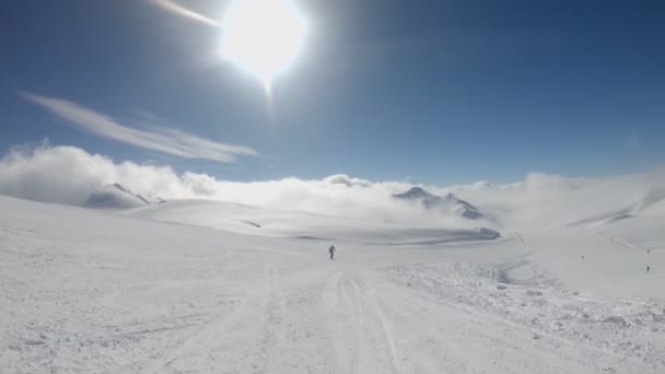 Αλπική Σκιέρ Σκι Σύντομες Διακυμάνσεις Στην Πίστα Σκι Ηλιόλουστη Χειμερινή — Αρχείο Βίντεο