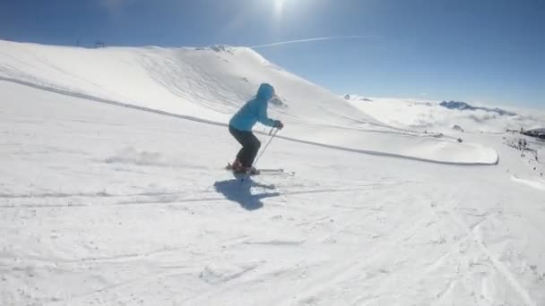 Горнолыжник Короткие Качели Лыжном Склоне Солнечный Зимний День — стоковое видео