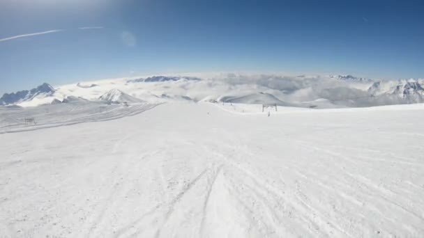 Esqui Alpino Balanços Curtos Pista Esqui Dia Ensolarado Inverno — Vídeo de Stock
