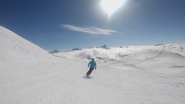 Esquiador Alpino Esquiando Columpios Cortos Pista Esquí Soleado Día Invierno — Vídeos de Stock