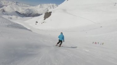 Kısa hali Kayak yamaçta güneşli kış gününde Kayak Alp kayakçı