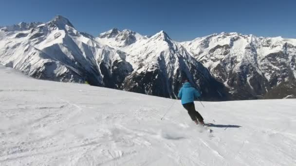 Ski Alpin Kurze Schwünge Auf Der Skipiste Sonnigen Wintertag — Stockvideo