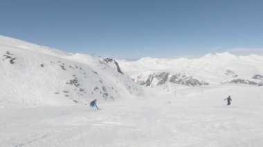 Kısa hali Kayak yamaçta güneşli kış gününde Kayak Alp kayakçı