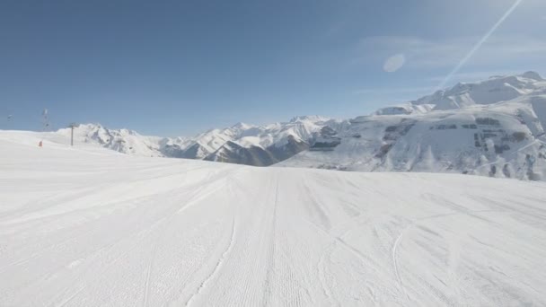 Skier Швидко Спускається Лижному Маршруті Сонячну Погоду Проти Гірських Схилів — стокове відео