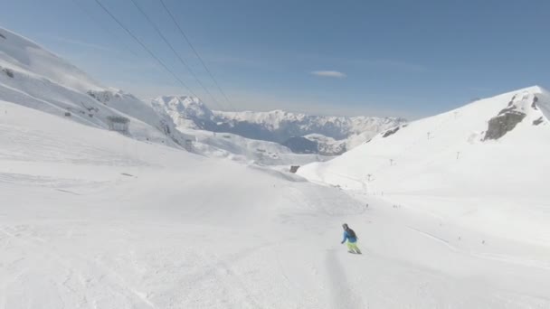 高山滑雪运动员 在阳光明媚的冬日滑雪斜坡滑雪短波动 — 图库视频影像