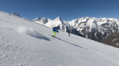 Kısa hali Kayak yamaçta güneşli kış gününde Kayak Alp kayakçı