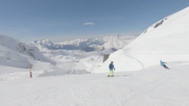 İki Alp kayakçı hızlı dağ yamacında gidiyor