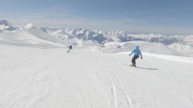 İki Alp kayakçı hızlı dağ yamacında gidiyor