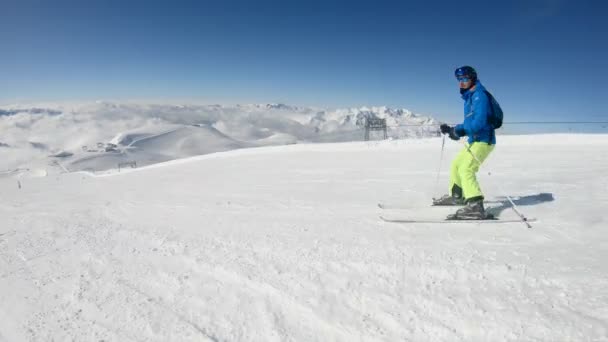 Sci Alpino Breve Altalene Sulla Pista Sci Nella Soleggiata Giornata — Video Stock