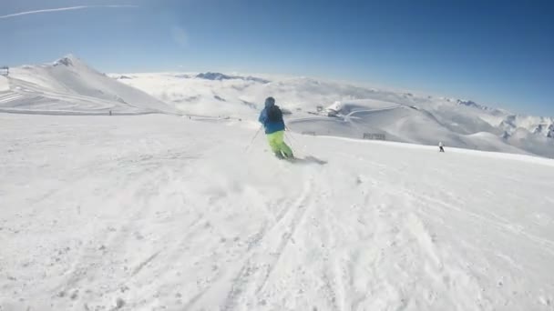 Alpine Skiër Skiën Korte Schommels Skipiste Zonnige Winterdag — Stockvideo