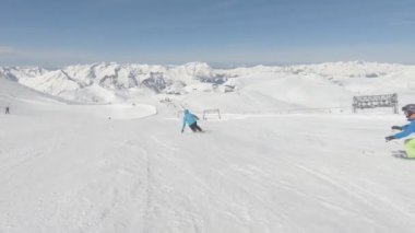 İki Alp kayakçı hızlı dağ yamacında gidiyor