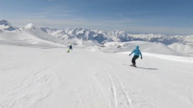 İki Alp kayakçı hızlı dağ yamacında gidiyor