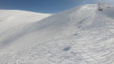 Fransız Alp kayak merkezindeki kayak pistinin güzel manzarası 