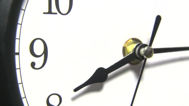 白い壁の時計が動いてる時計の針の動き ハイライトは時計の針を動かします フィールドの浅い深さ — ストック動画