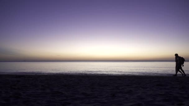 Paar Genieten Bij Zonsondergang Het Strand Mensen Die Aan Het — Stockvideo