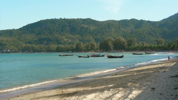 タイのプーケット島のカマラビーチで朝 — ストック動画
